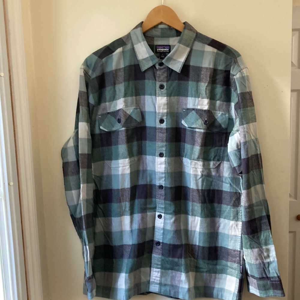 Patagonia Long-Sleeved Organic Cotton Midweight Fjord Flannel shirt, size large